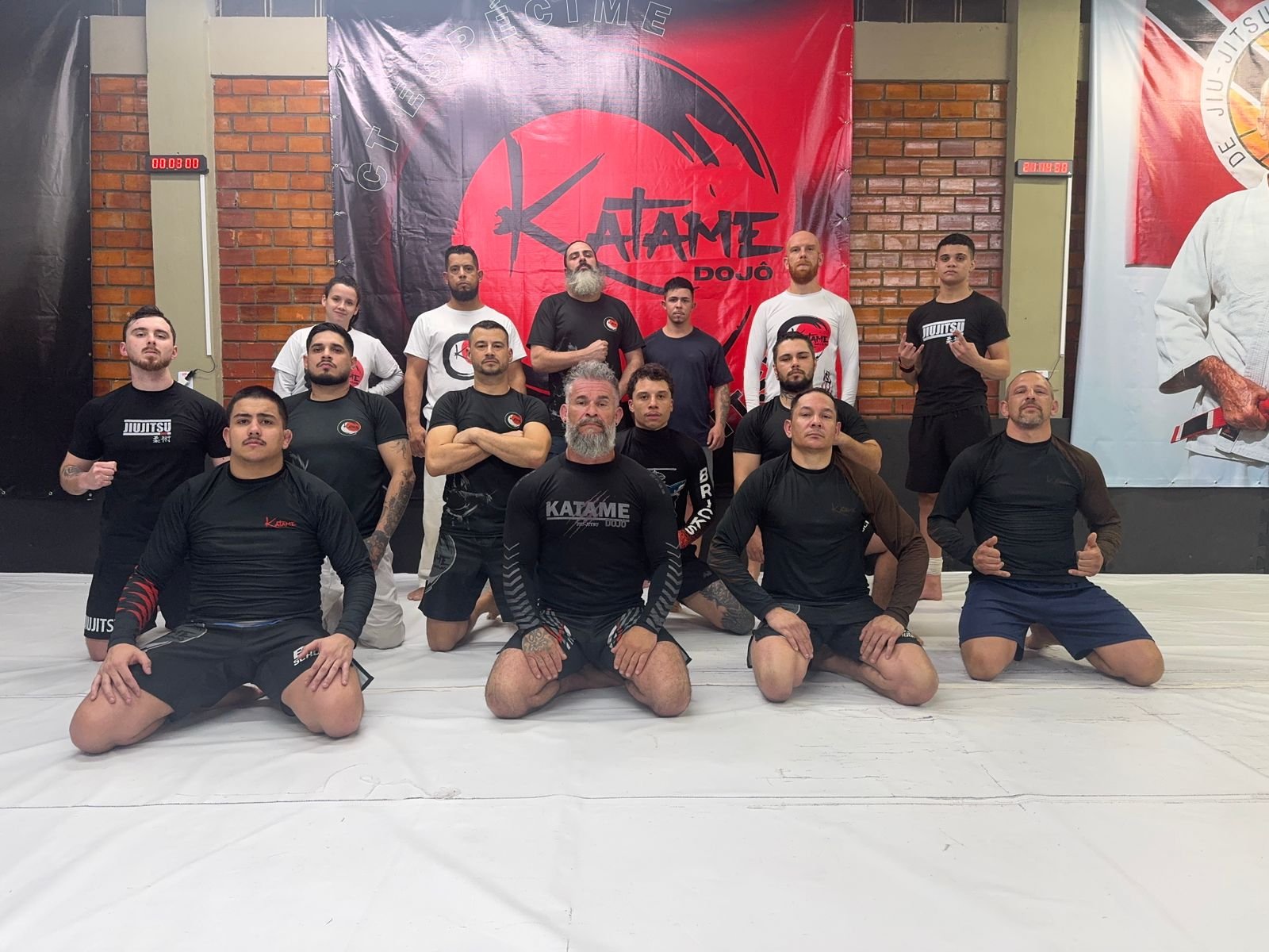 Professor Luciano Freitas e alunos do CT Espécime reunidos no tatame